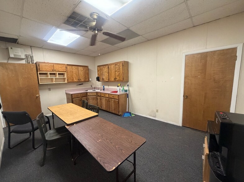 More Photos Of 115-119 Plaza W, Texarkana Warehouse For Sale