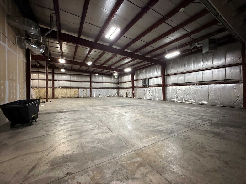 More Photos Of 937 E 53rd St, Davenport Warehouse For Lease