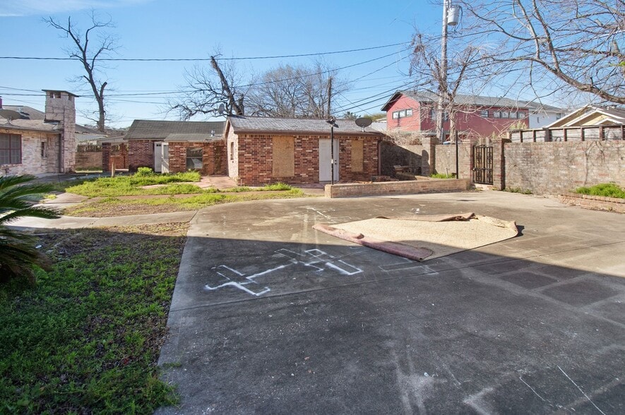 More Photos Of 1333-1335 Yale St, Houston General Retail For Sale