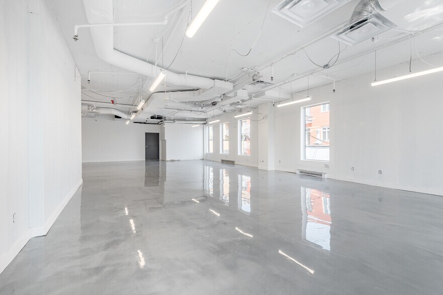 More Photos Of 25 Av Mozart E, Montréal Office For Lease
