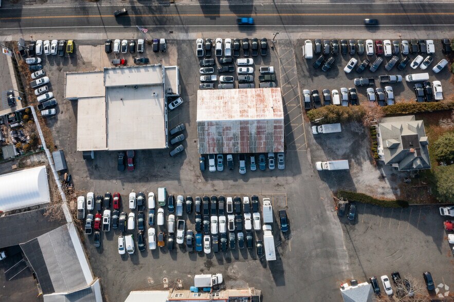 More Photos Of 642 W Main St, Riverhead Auto Dealership For Lease