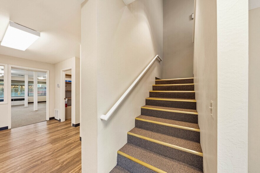 More Photos Of 735 SE 7th St, Grants Pass Office For Sale