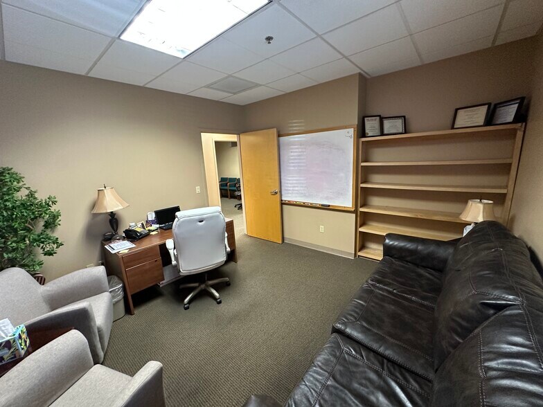 More Photos Of 5533 E Bell Rd, Scottsdale Office For Sale