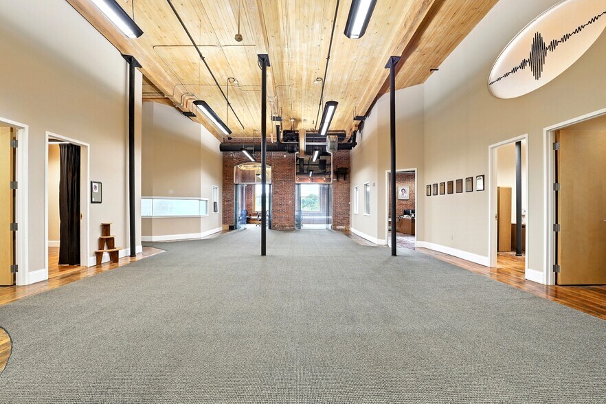 More Photos Of 670 N Commercial St, Manchester Apartments For Lease