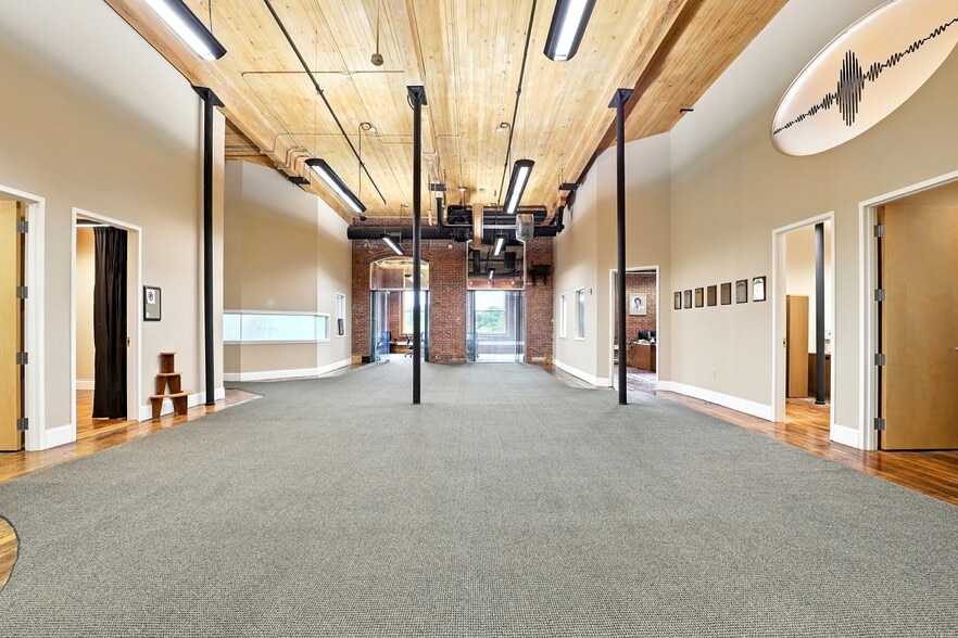 More Photos Of 670 N Commercial St, Manchester Apartments For Lease