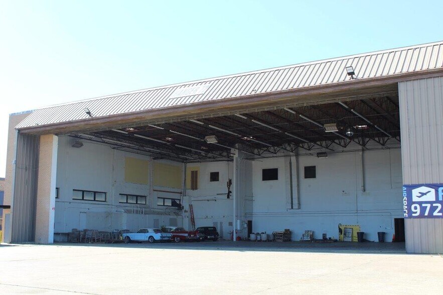 More Photos Of 15800 Dooley Rd, Addison Office For Sale