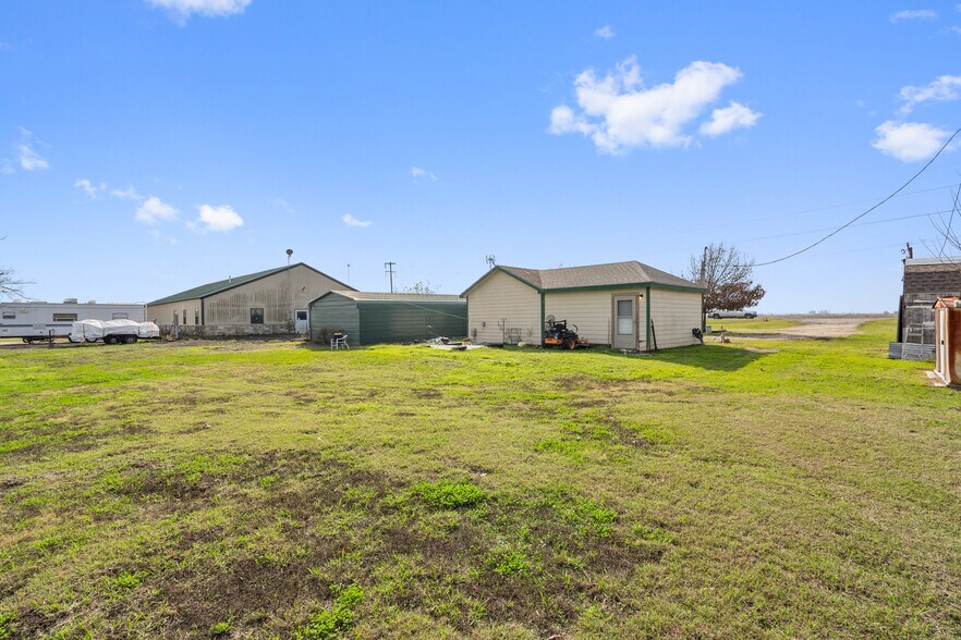 More Photos Of 2225 S State Highway 95, Taylor Freestanding For Lease