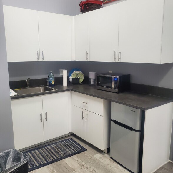 More Photos Of 20265 Ventura Blvd, Woodland Hills Office For Lease