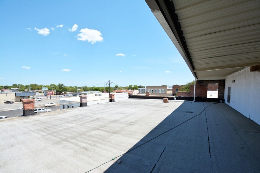 More Photos Of 109-111 N River St, Seguin Office For Lease