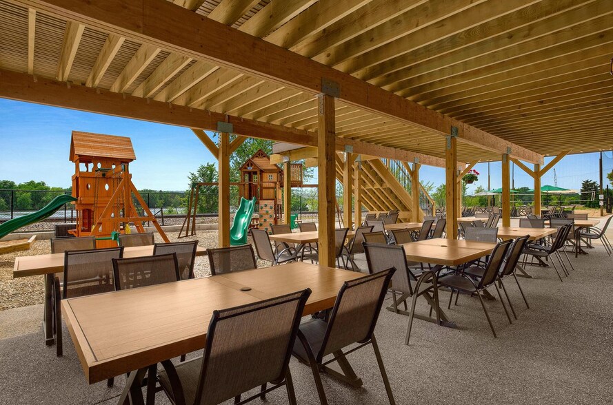 More Photos Of 115 N Shore Dr, Fountain City Restaurant For Sale
