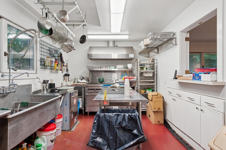 More Photos Of 290 Montauk Hwy, East Hampton Restaurant For Sale