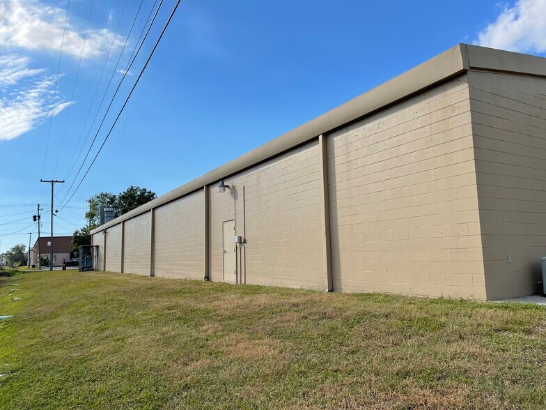 More Photos Of 700 Stevens Ave, Oldsmar Warehouse For Sale