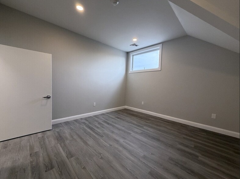More Photos Of 2 Peter Rd, Bristol Office For Lease