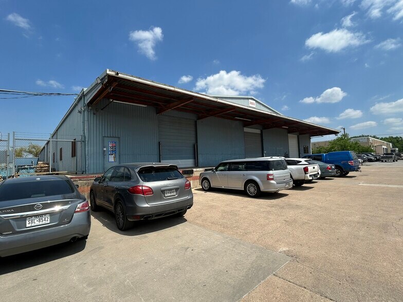 More Photos Of 2605-2607 Rodney Ln, Dallas Warehouse For Lease