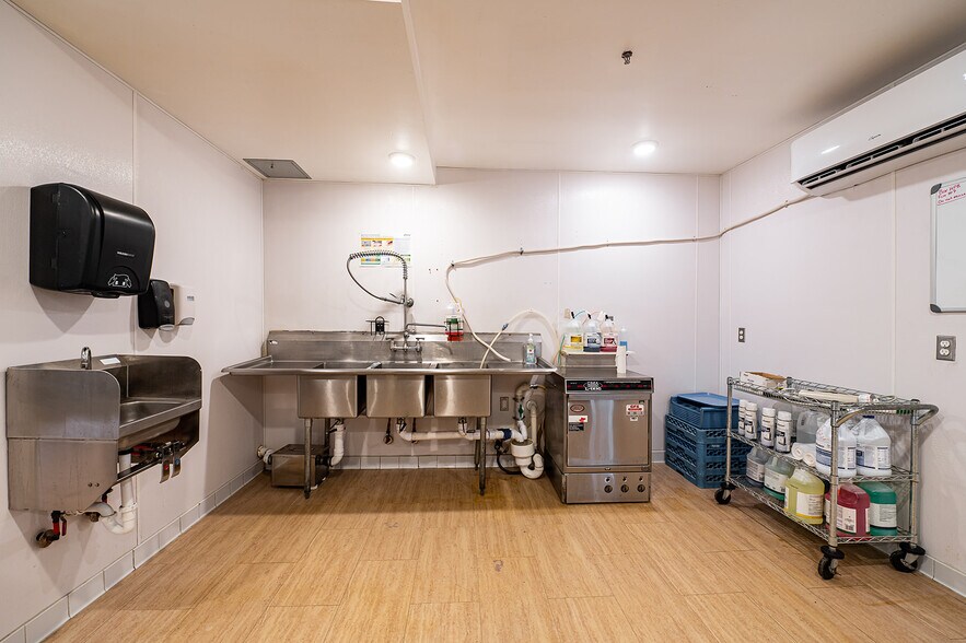 More Photos Of 461 Munson Ave, Traverse City Hotel For Sale