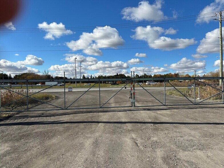 More Photos Of 368 Boul Croisetière N, Saint-jean-sur-richelieu Contractor Storage Yard For Lease