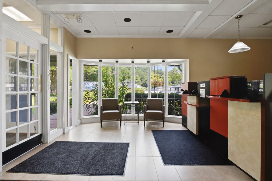 More Photos Of 56 Westchester Ave, Pound Ridge Freestanding For Lease
