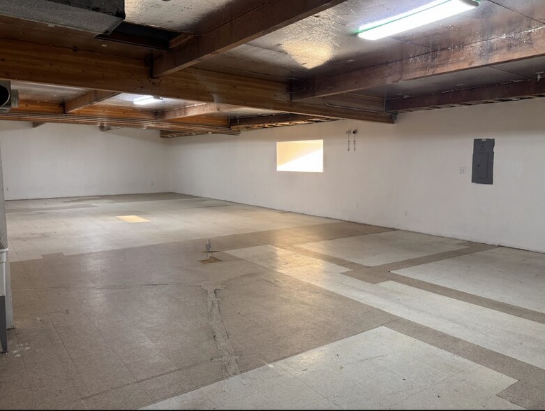 More Photos Of 21333 Deering Ct, Canoga Park Distribution For Sale