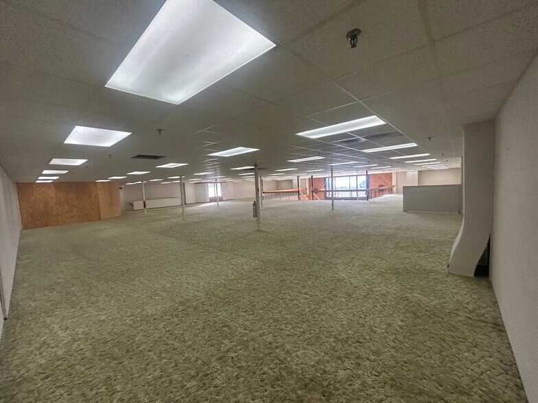 More Photos Of 400 N Martin Luther King Jr Dr, Decatur General Retail For Sale