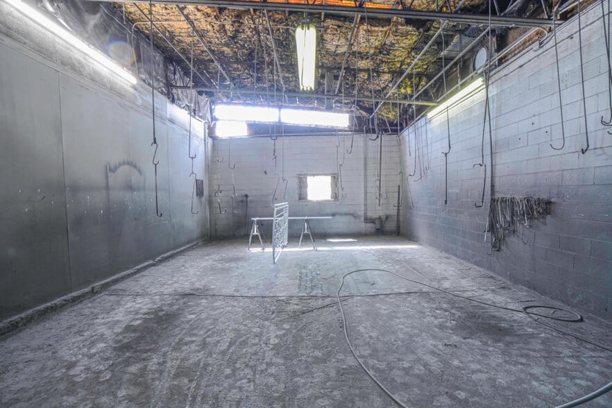 More Photos Of 1117 N Avenue T, Lubbock Warehouse For Sale