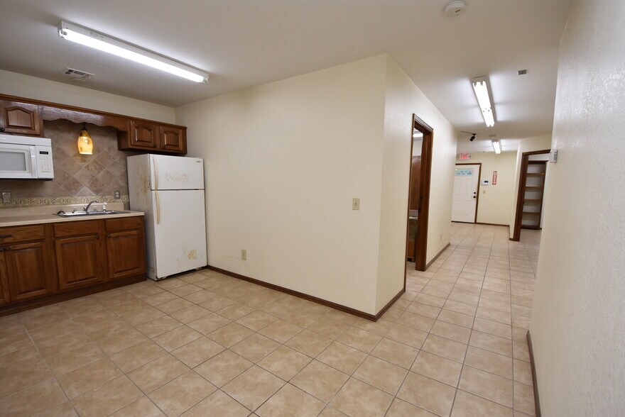 More Photos Of 701 W Broadway, Seminole Manufacturing For Sale