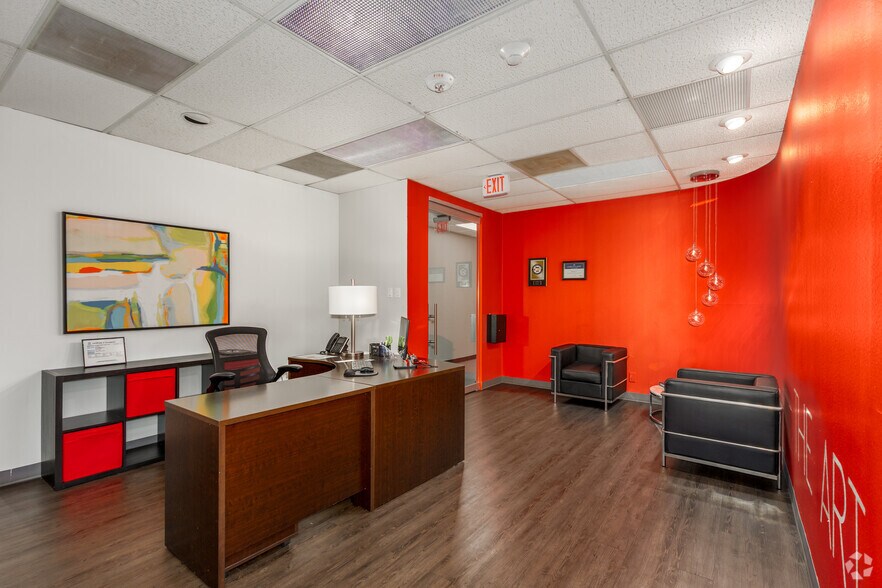 More Photos Of 1111 W Mockingbird Ln, Dallas Office For Lease