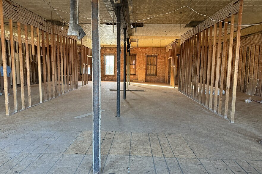 More Photos Of 115 N Main St, Lindsborg General Retail For Sale