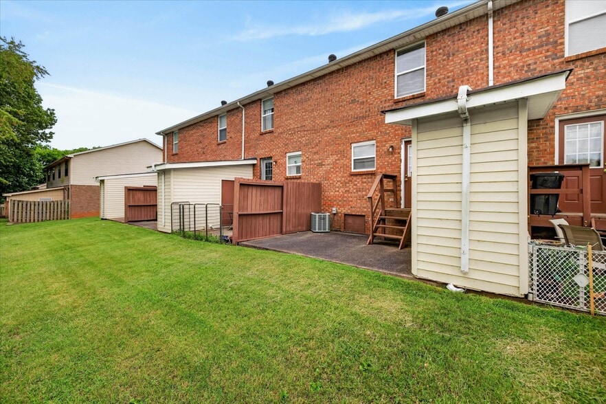 More Photos Of 1531 E Knollwood Cir, Clarksville Apartments For Sale