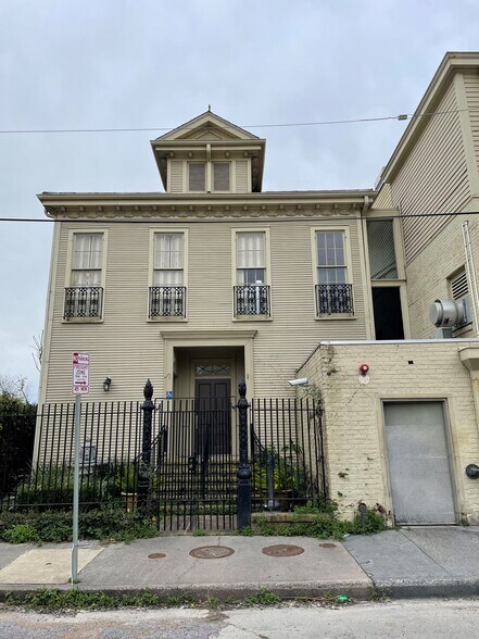 More Photos Of 1300 St Charles Ave, New Orleans Restaurant For Sale