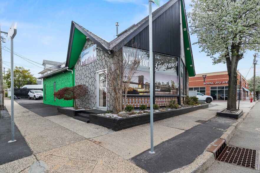 More Photos Of 99 Jericho Tpke, Mineola Freestanding For Sale