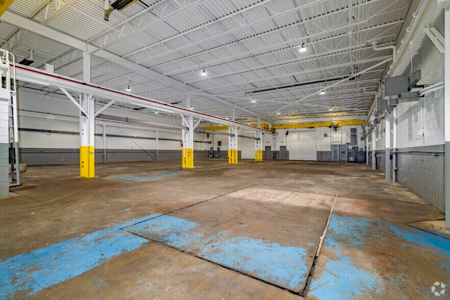 More Photos Of 16129 Common Rd, Roseville Warehouse For Lease