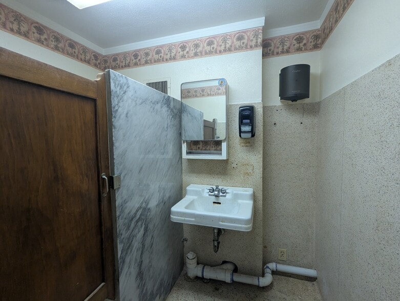 More Photos Of 715 Orleans St, Beaumont Office For Sale