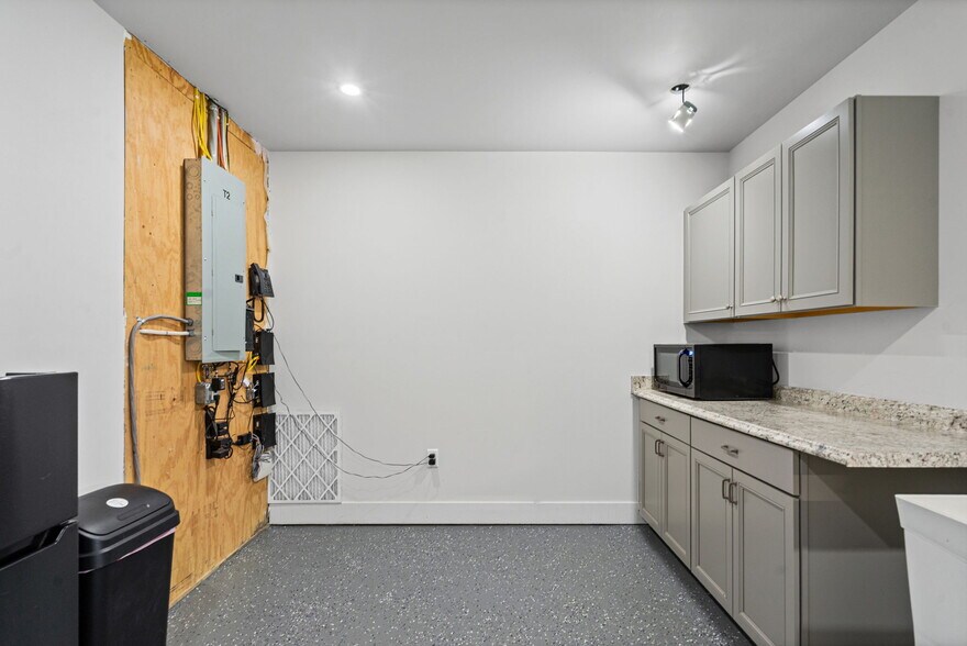 More Photos Of 1 Charlton Rd, Ballston Spa Freestanding For Lease