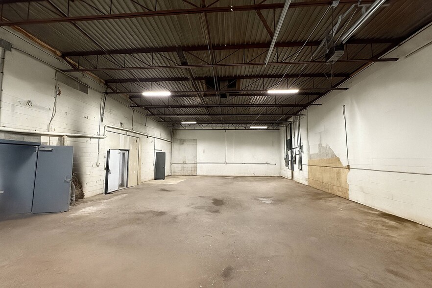 More Photos Of 25916 W 7 Mile Rd, Redford Township Manufacturing For Sale