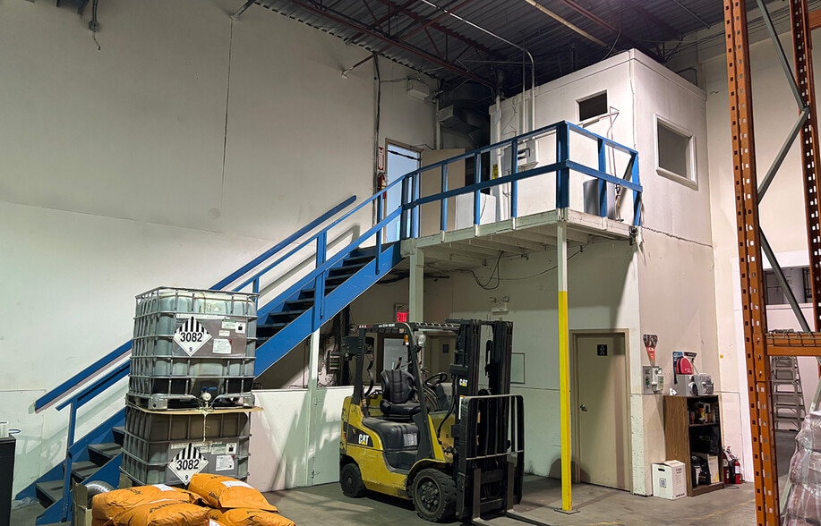 More Photos Of 45 Beghin Ave, Winnipeg Showroom For Lease