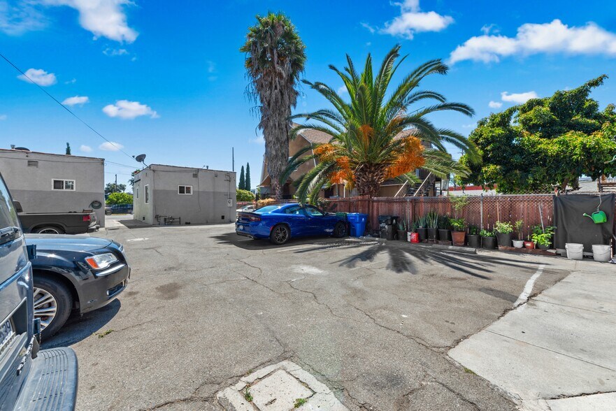 More Photos Of 1323 E Adams Blvd, Los Angeles Apartments For Sale