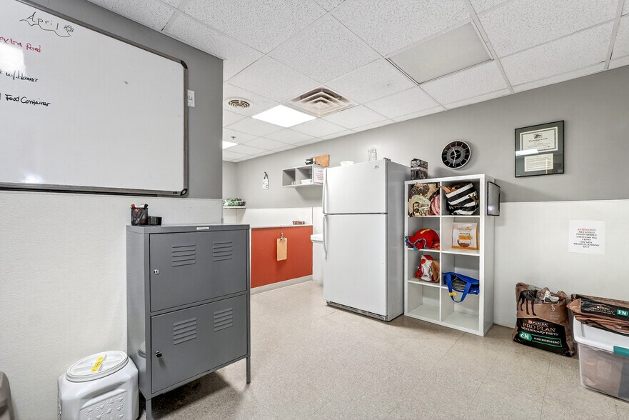 More Photos Of 140 Summer St, Holliston Veterinarian Kennel For Sale