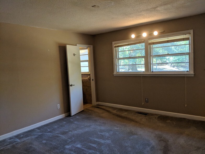 More Photos Of 104 Round Knob Rd, Lexington Office For Sale