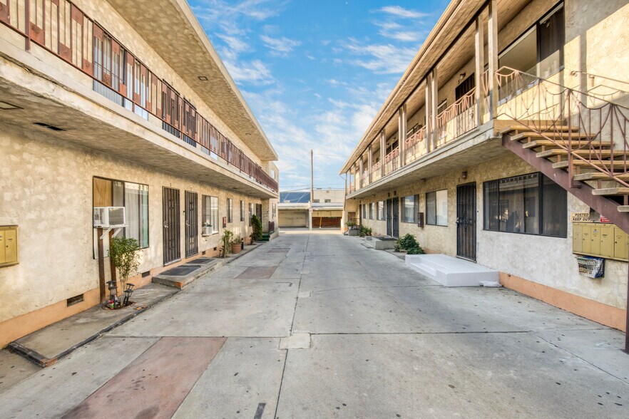More Photos Of 5516 Virginia Ave, Los Angeles Multifamily For Sale