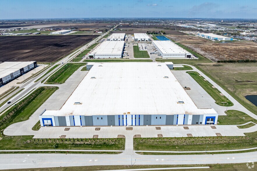 More Photos Of 12501 Plum Dr, Urbandale Distribution For Sale