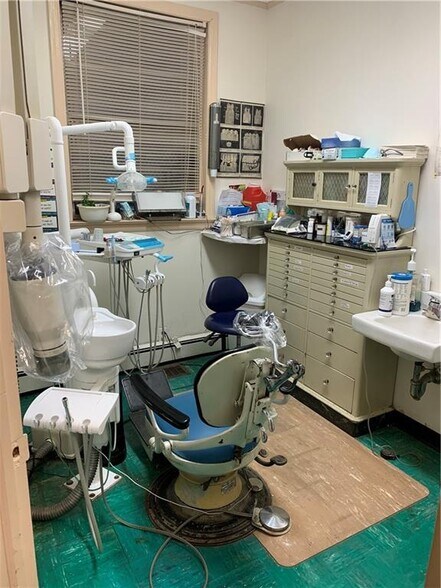 More Photos Of 338 Beach 54th St, Far Rockaway Medical For Sale