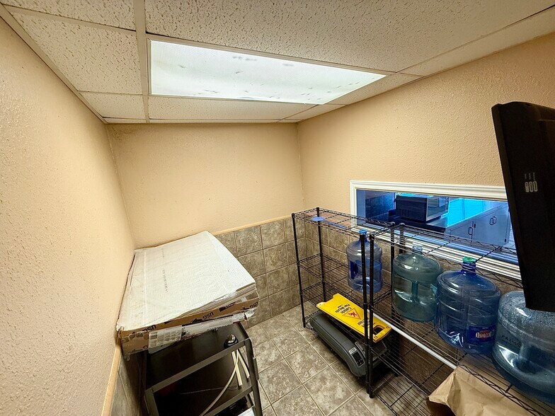 More Photos Of 903 15th St, Ozona General Retail For Sale