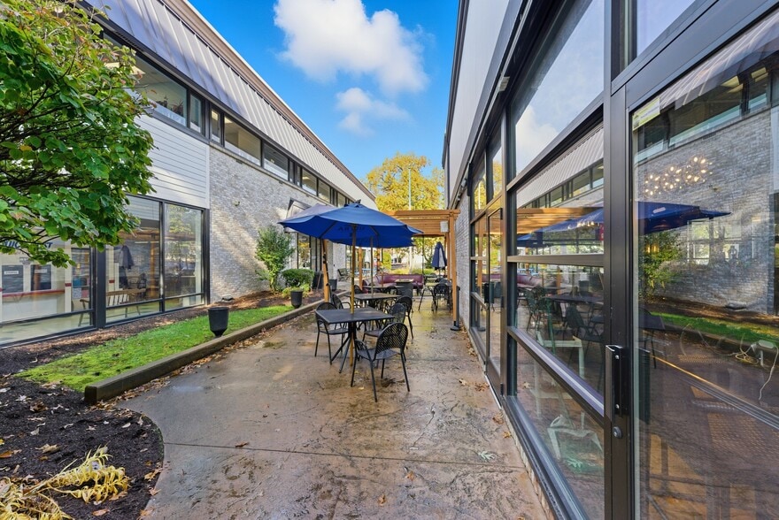 More Photos Of 827 Williams St, Longmeadow Restaurant For Lease
