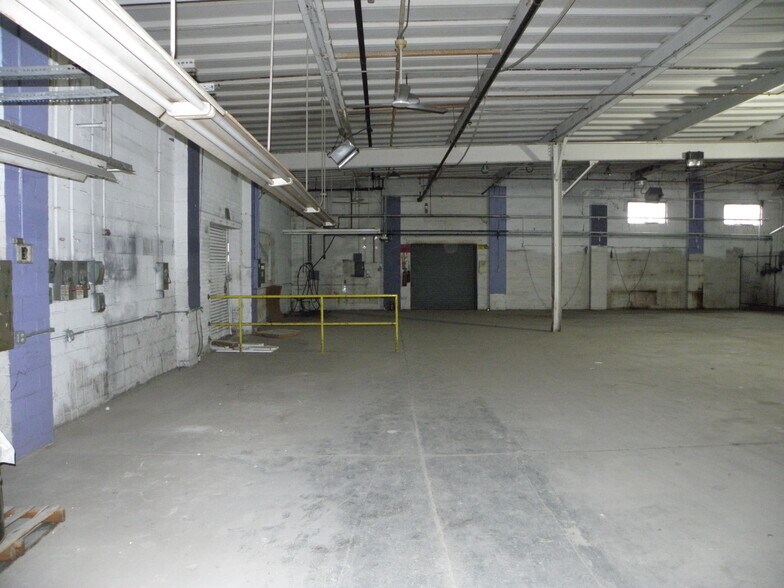 More Photos Of 922 Armstrong St, Morris Distribution For Lease