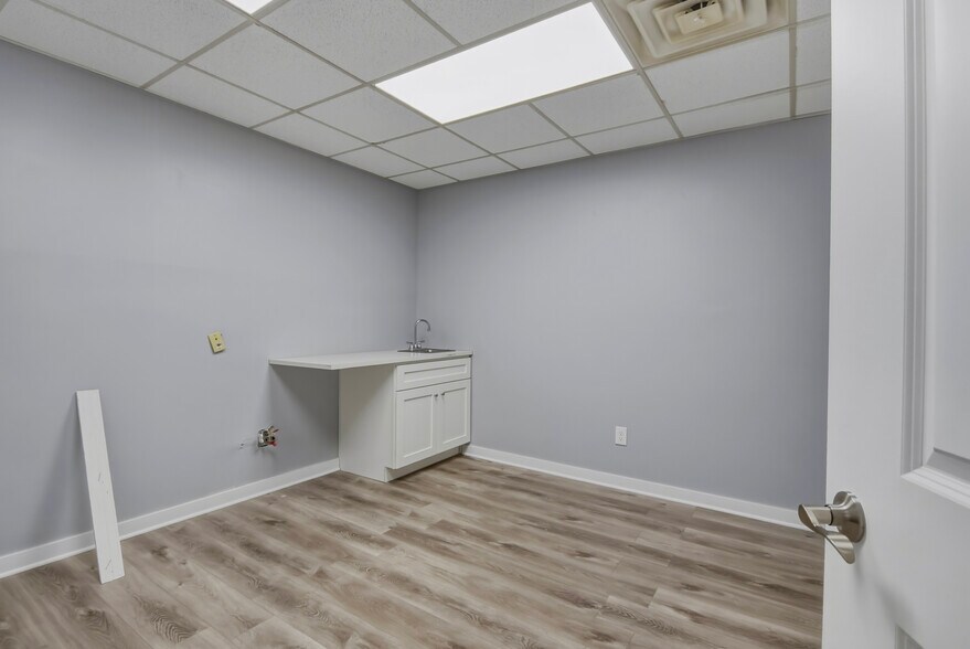 More Photos Of 953 Lane Ave S, Jacksonville Medical For Lease