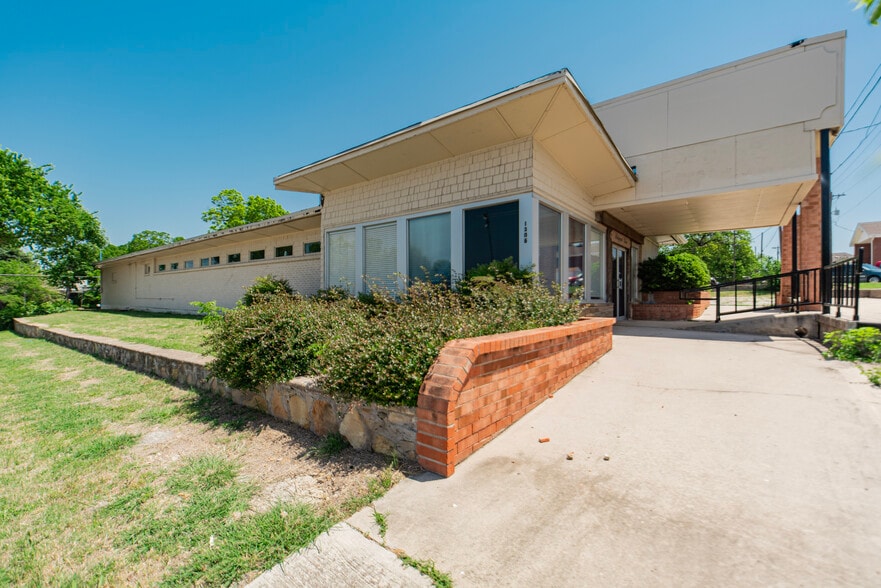 More Photos Of 1306 13th St, Bridgeport Office For Sale