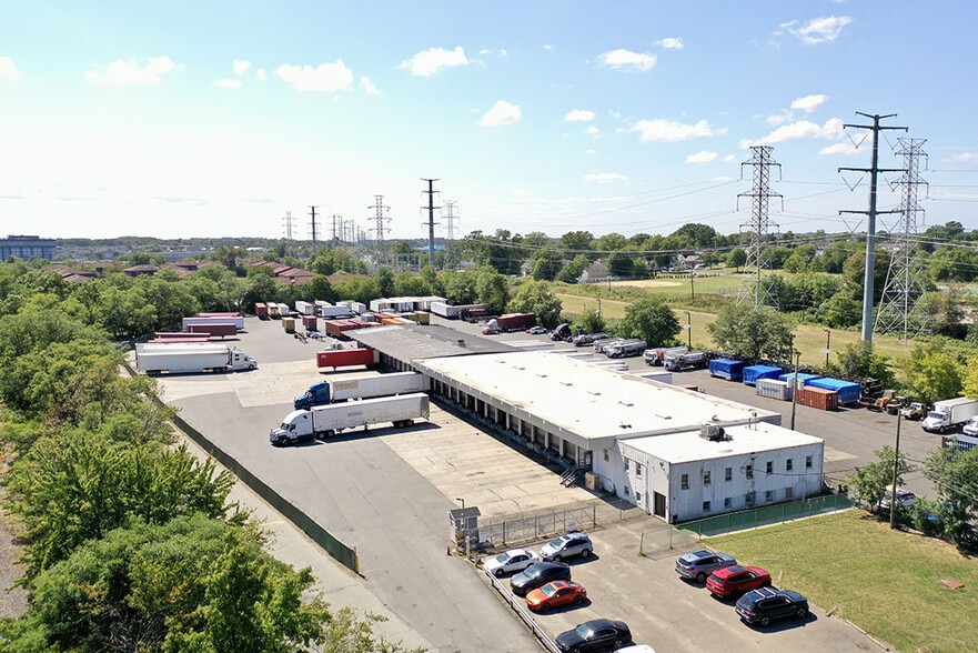 More Photos Of 821 Saint George Ave, Woodbridge Truck Terminal For Lease