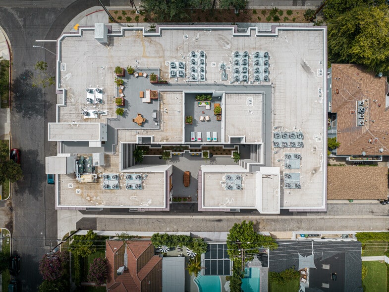 More Photos Of 10555 Bloomfield St, Toluca Lake Apartments For Sale