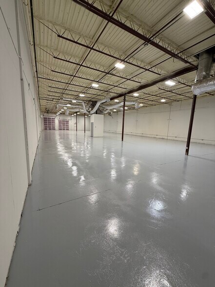 More Photos Of 10823 Sanden Dr, Dallas Flex For Lease