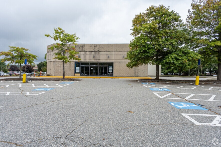 More Photos Of 1003 Poquonnock Rd, Groton Movie Theatre For Lease